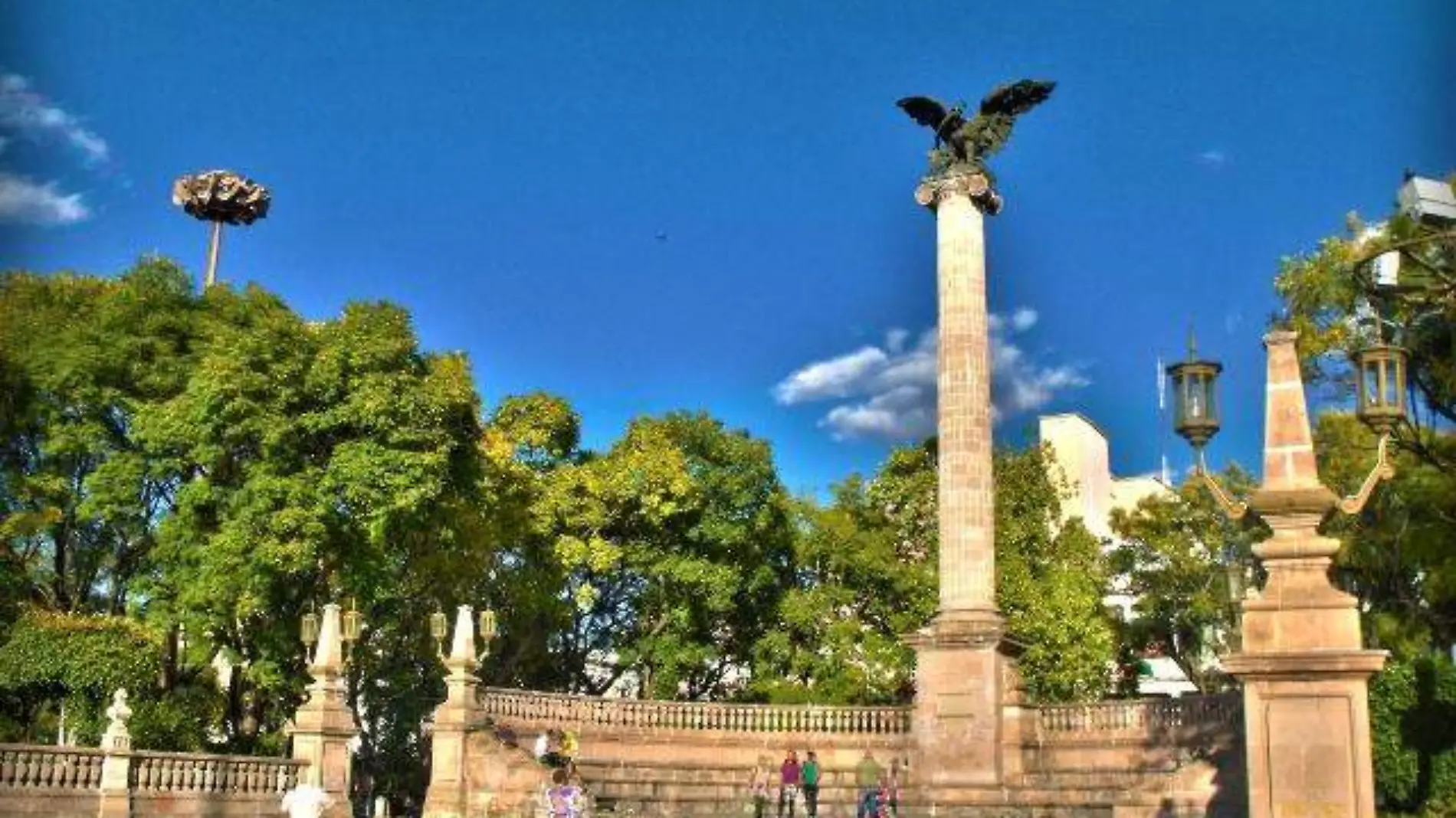 1-4-Plaza de la Patria y Exedra. FOTO Alejandro Ags Wikimedia Commons